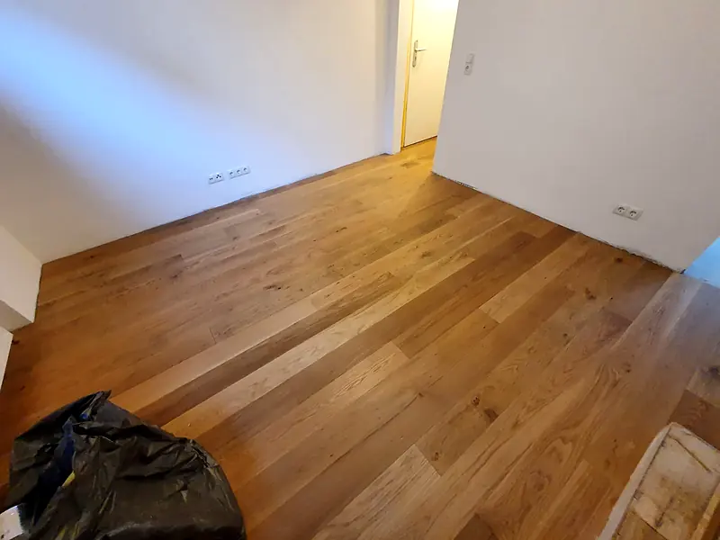 Wohnungsrenovierung: Putz, Spachtel und neuer Holzboden